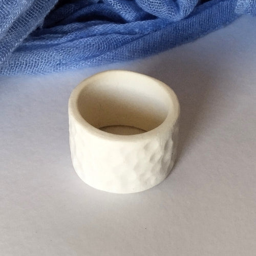 Dettaglio texture martellata anello fascia porcellana bianca schiuma del mare – Maviart