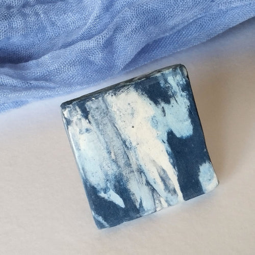 Anello quadrato nerikomi blu e bianco – vista frontale – Maviart