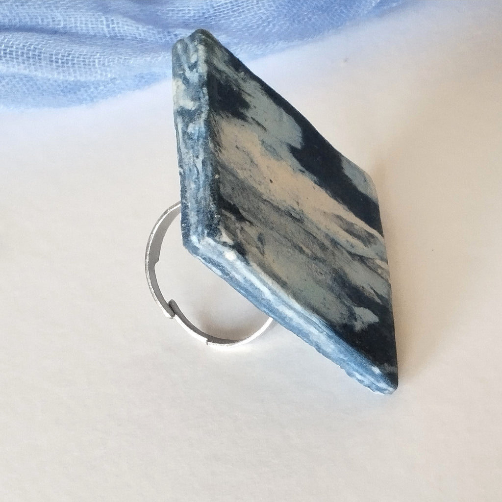 Anello quadrato porcellana nerikomi  – vista laterale – Maviart