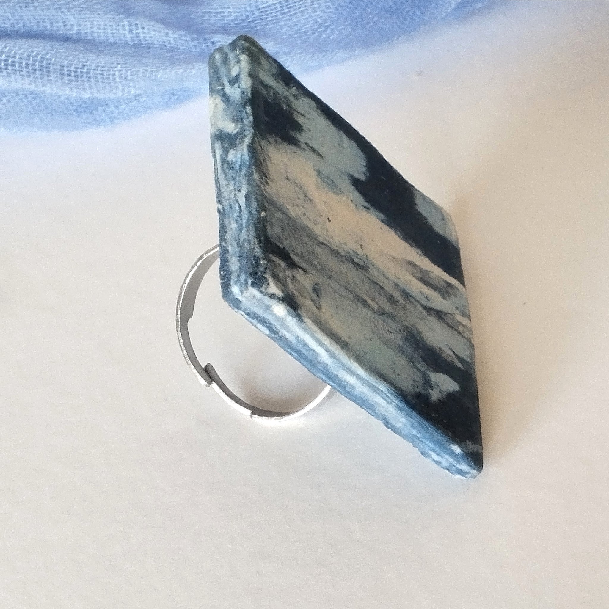 Anello quadrato porcellana nerikomi  – vista laterale – Maviart