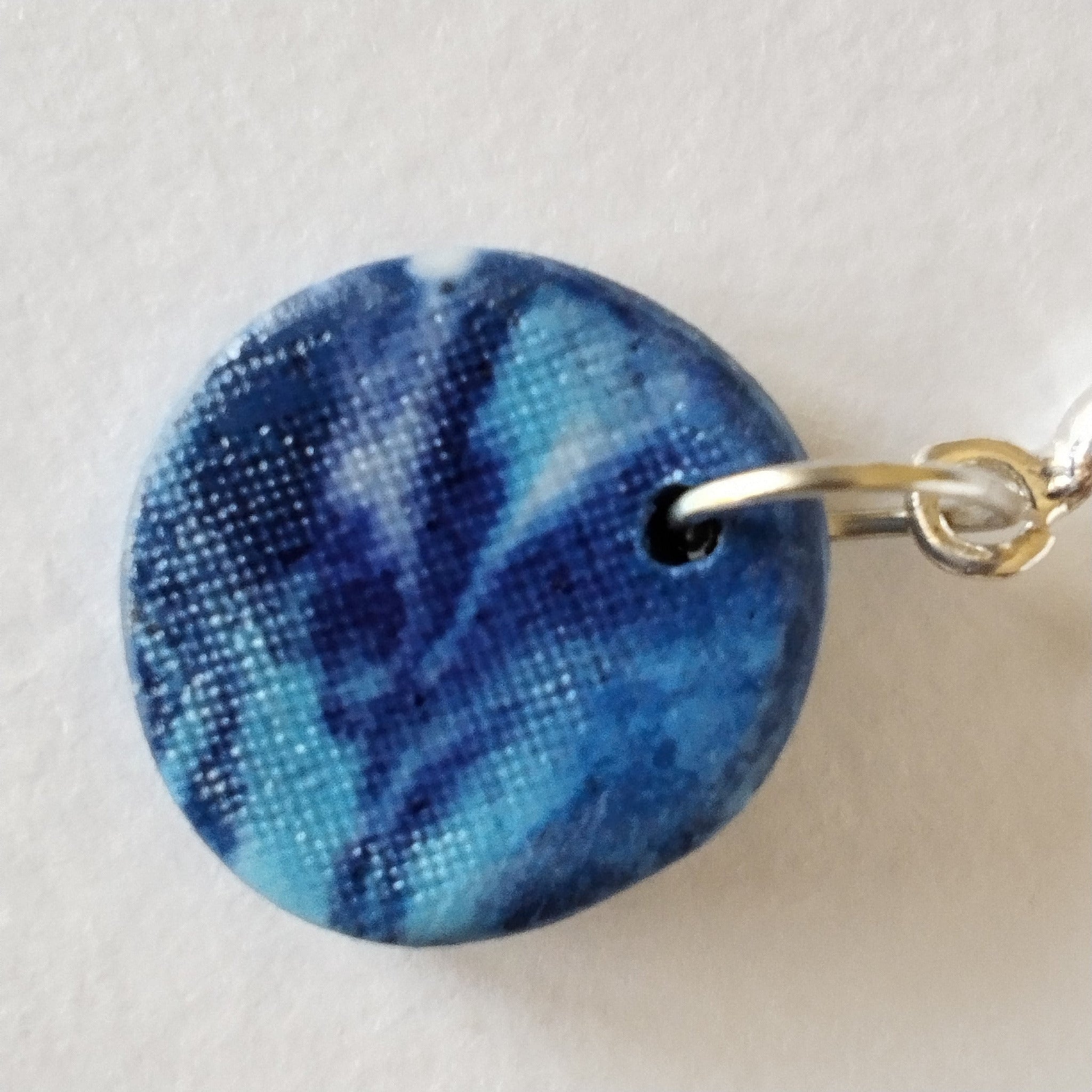 Dettaglio texture nerikomi orecchini rotondi Maviart – sfumature blu e bianco della porcellana