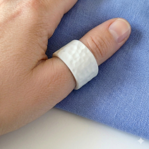 Anello fascia porcellana bianca schiuma del mare, indossato – Maviart