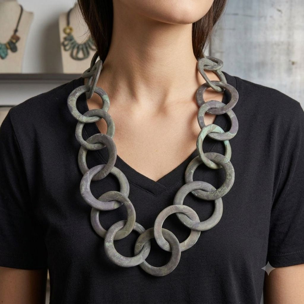 Collana a maglie circolari in porcellana nerikomi fatta a mano, vista indossata -Maviart