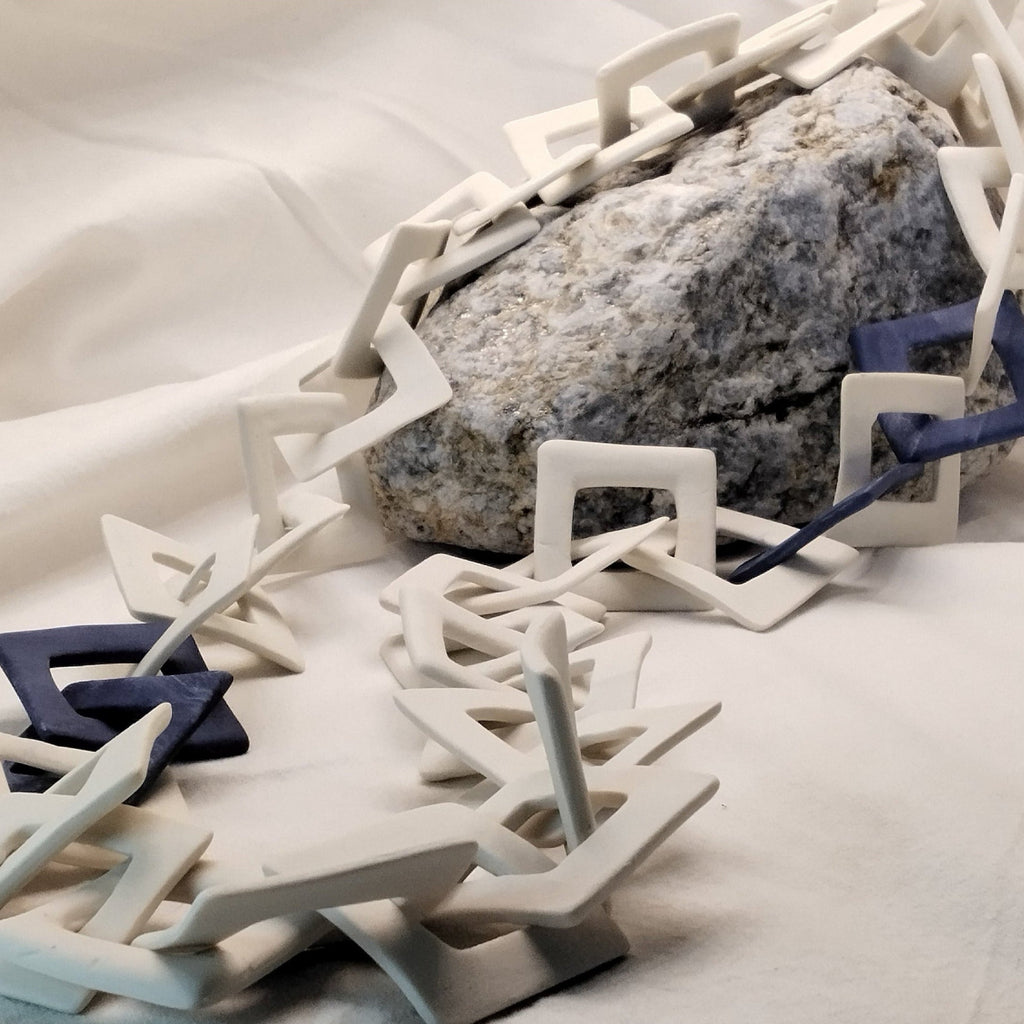 Collana a maglie quadrate in porcellana nerikomi – dettaglio colori bianco e blu – Maviart