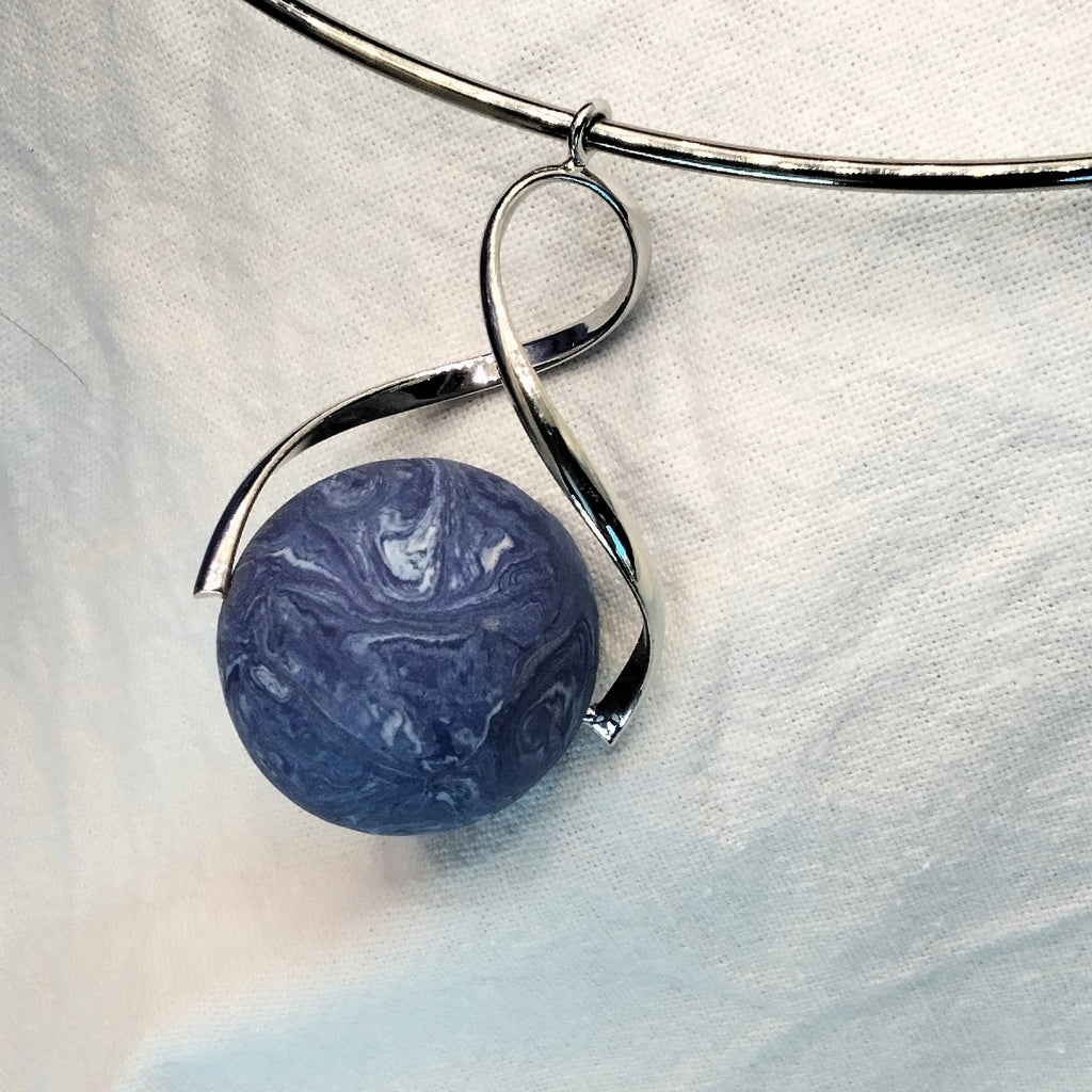Girocollo con sfera in porcellana blu nerikomi – dettaglio nerikomi– Maviart