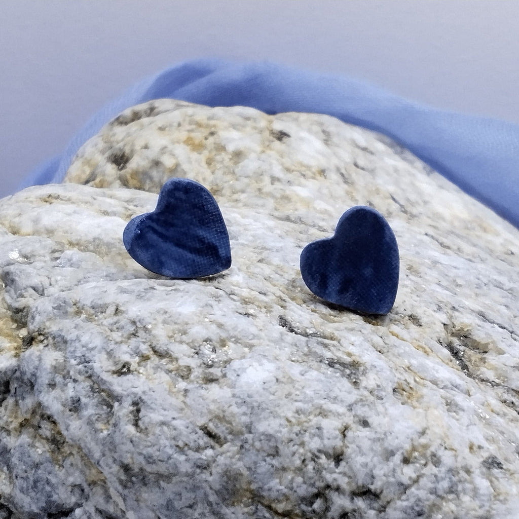 Orecchini a cuore in porcellana nerikomi – dettaglio dimensioni 1,3x1 cm – Maviart