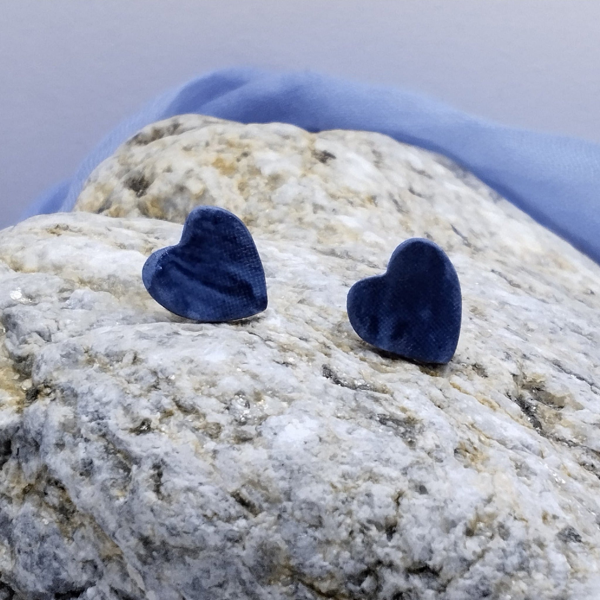 Orecchini a cuore in porcellana nerikomi – dettaglio dimensioni 1,3x1 cm – Maviart