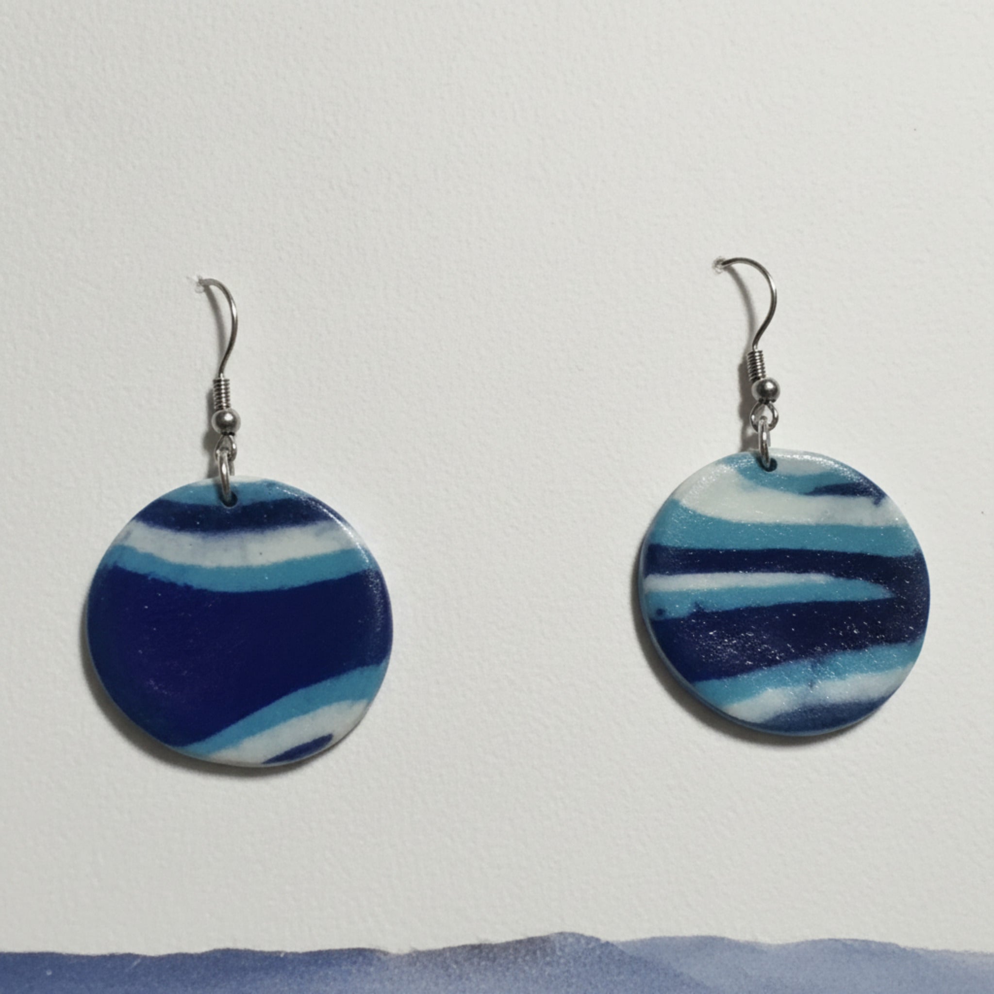 Orecchini pendenti in porcellana nerikomi colori del mare – vista frontale – Maviart