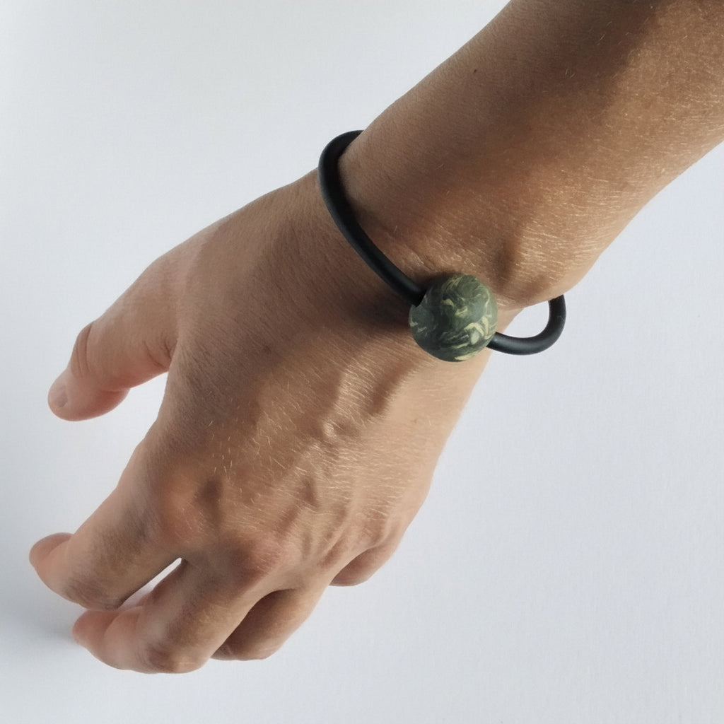 Bracciale in porcellana nerikomi fatto a mano -  vista indossato - Maviart
