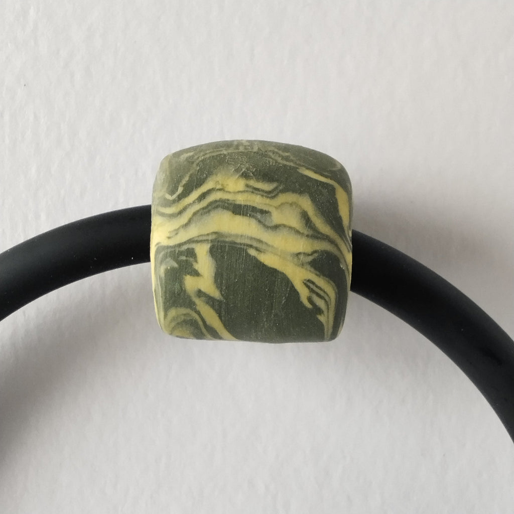 Bracciale in porcellana nerikomi con laccetto in caucciù nero fatto a mano - dettaglio nerikomi - Maviart