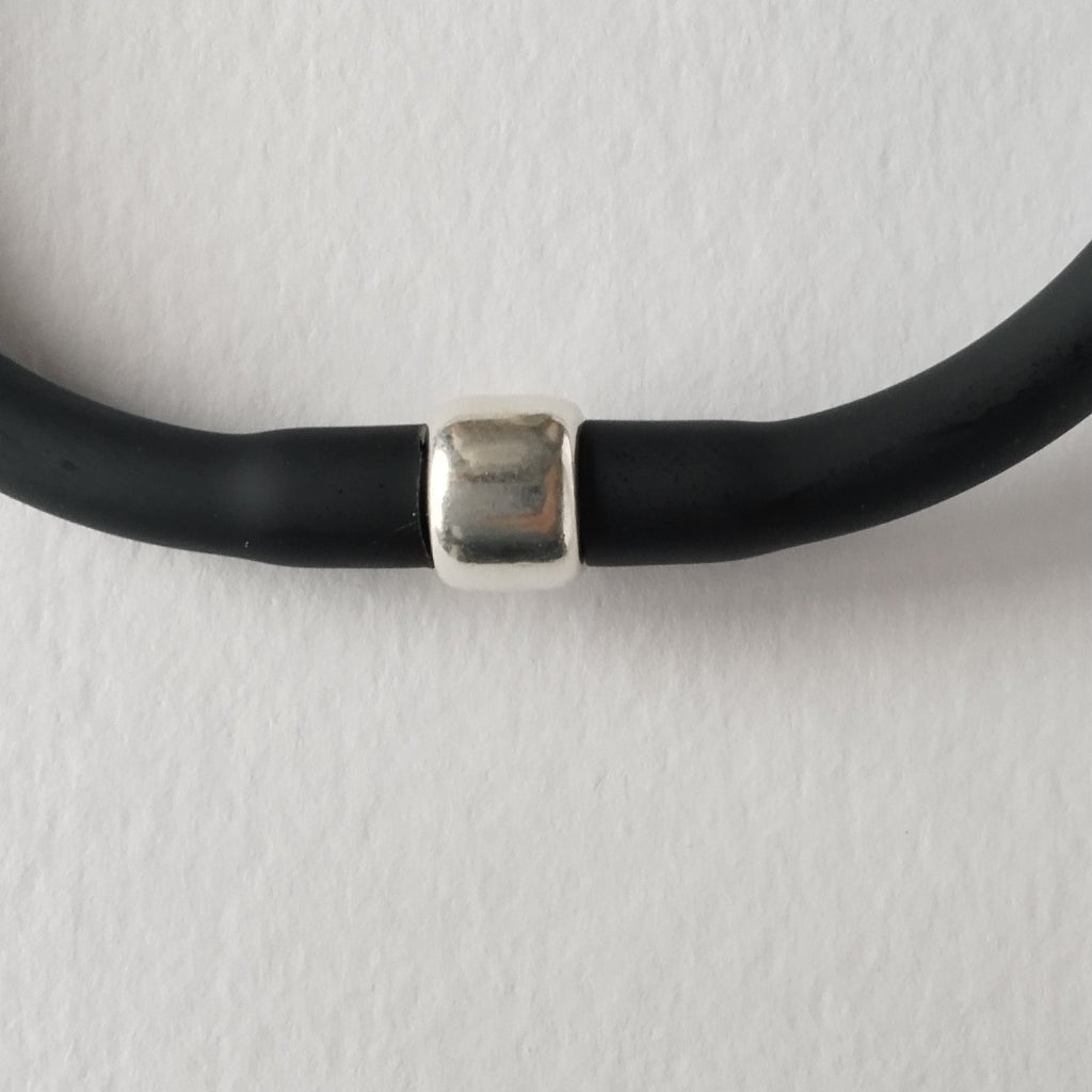 Bracciale in porcellana nerikomi con laccetto in caucciù nero fatto a mano - Chiusura a spinetta - Maviart