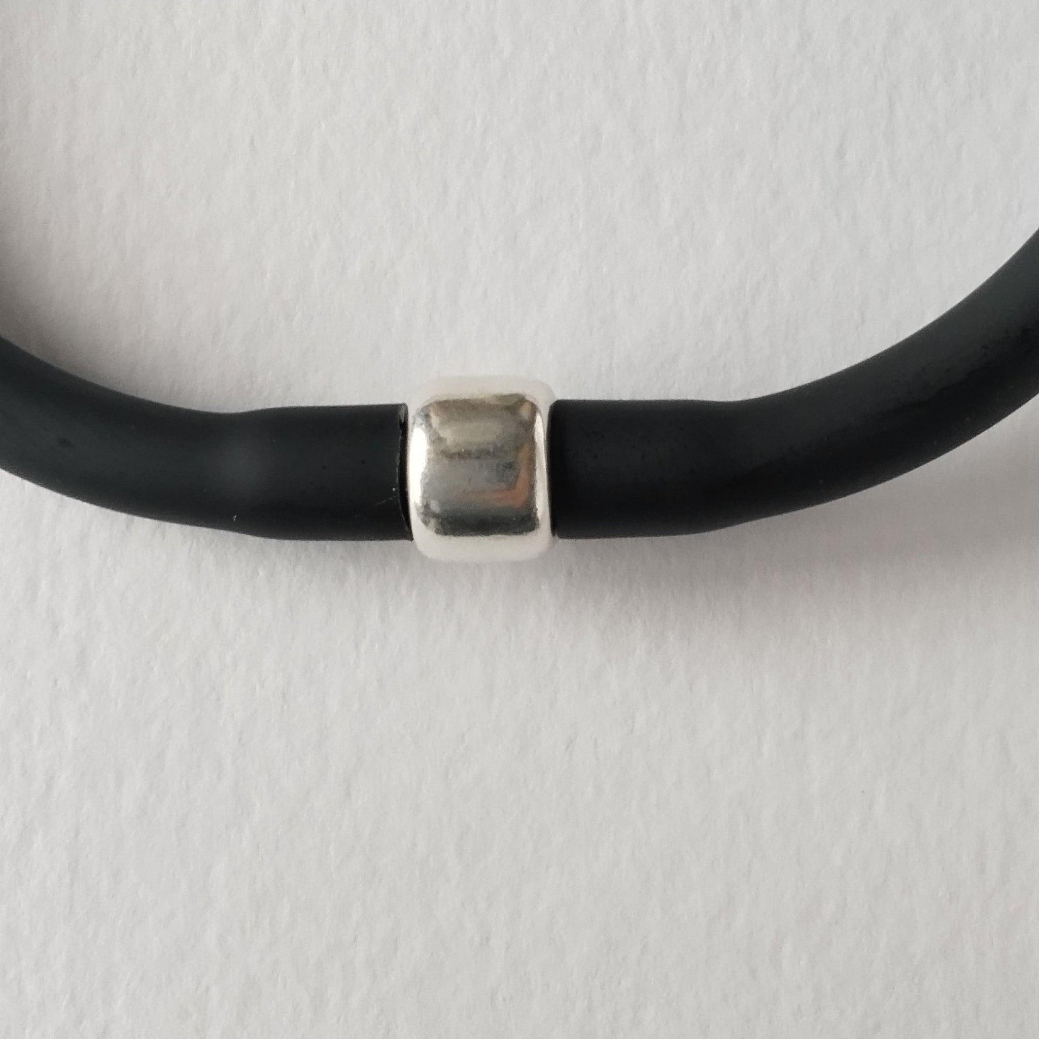 Bracciale in porcellana nerikomi con laccetto in caucciù nero fatto a mano - Chiusura a spinetta - Maviart