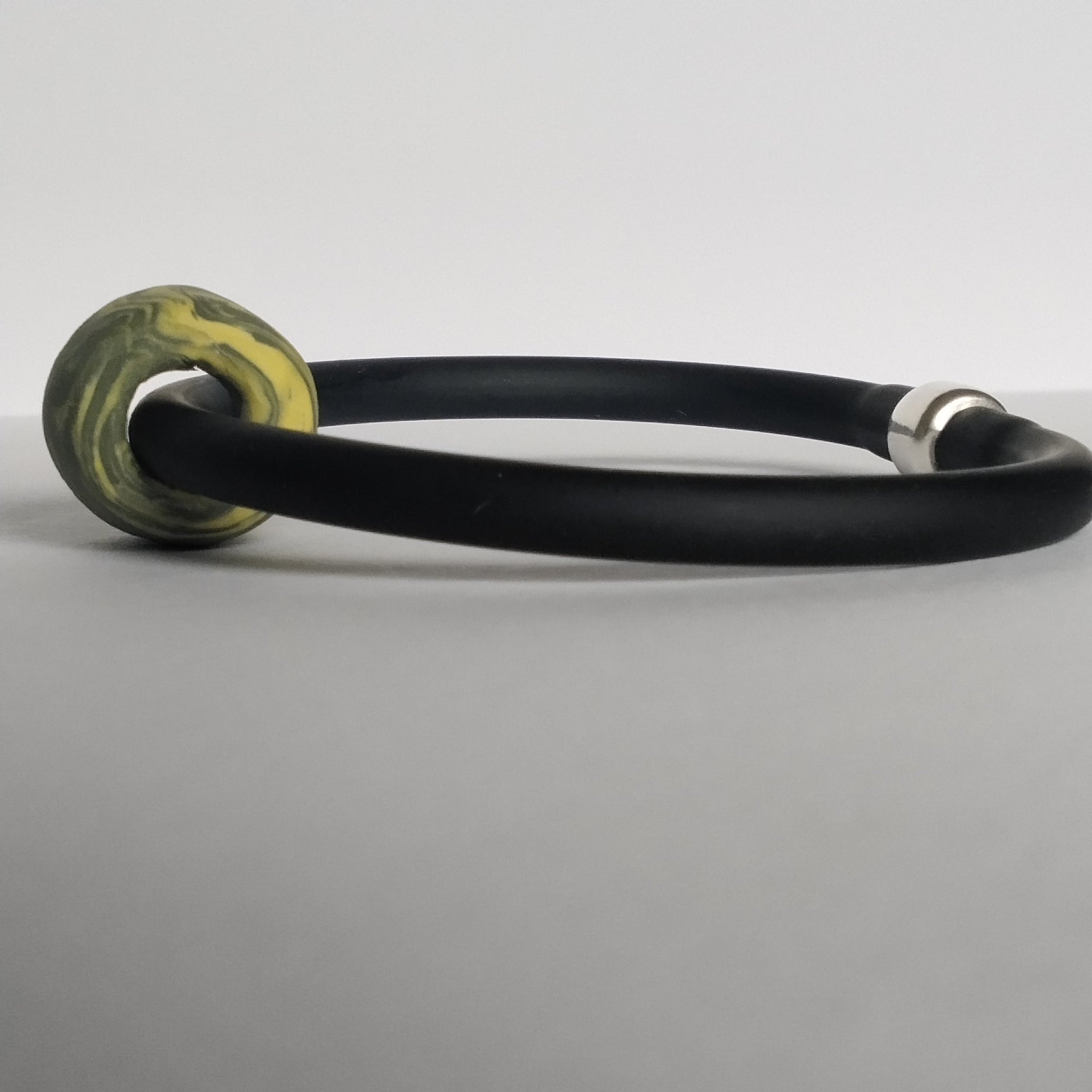 Bracciale in porcellana nerikomi con laccetto in caucciù nero fatto a mano - Vista laterale - Maviart 