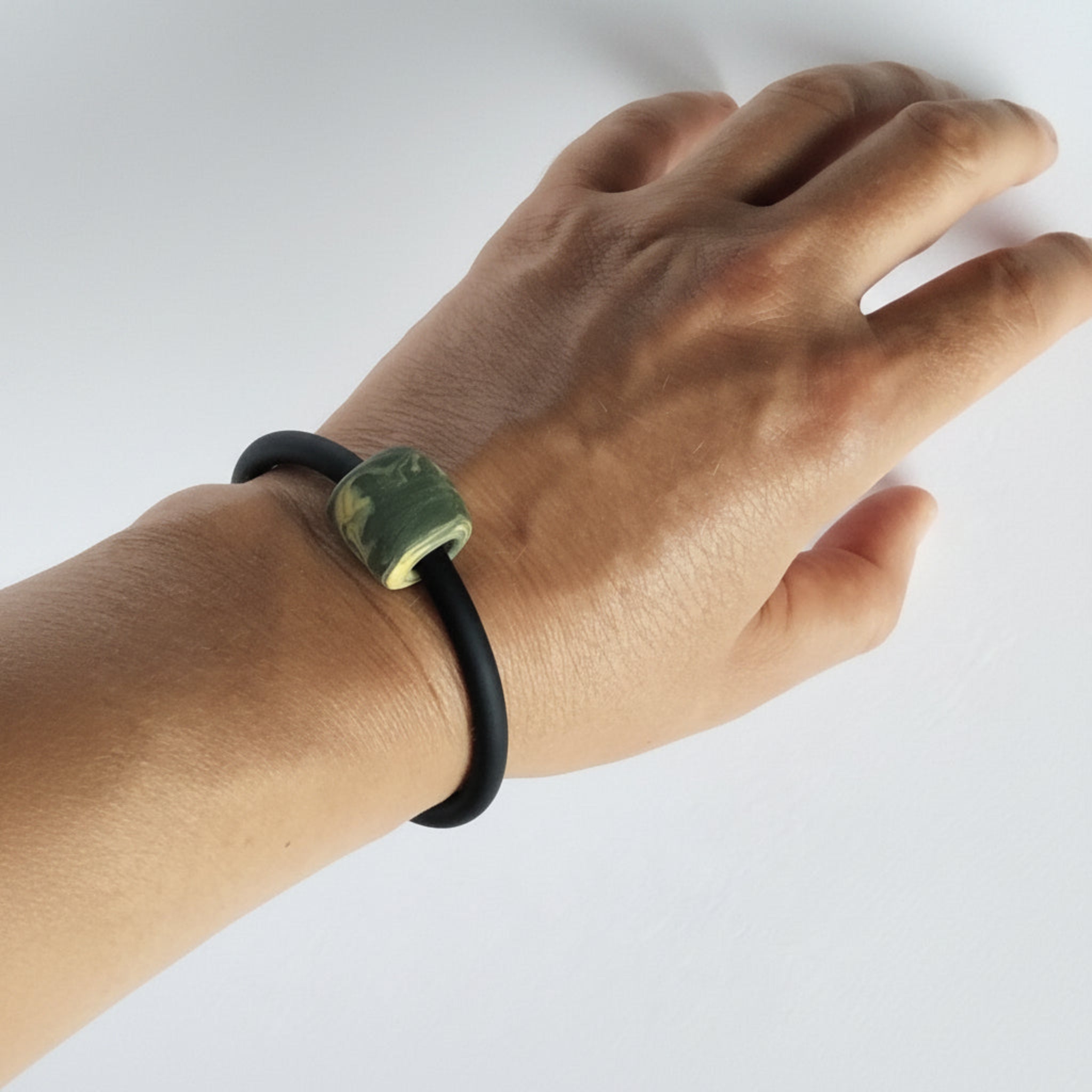 Bracciale in porcellana nerikomi con laccetto in caucciù nero fatto a mano - Vista indossato - Maviart