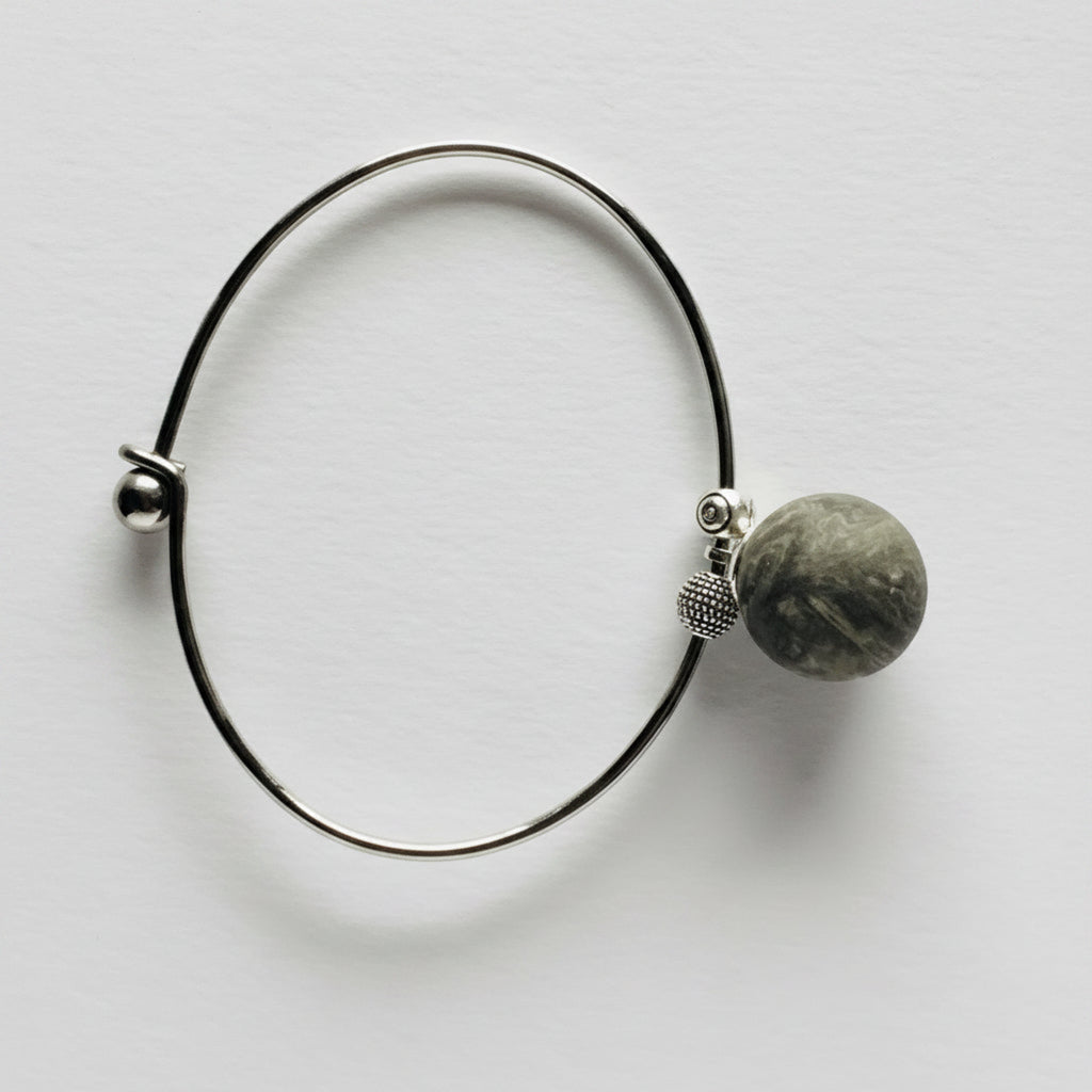 Bracciale rigido in acciaio con pallina in porcellana nerikomi fatto a mano - Vista dall'alto - Maviart