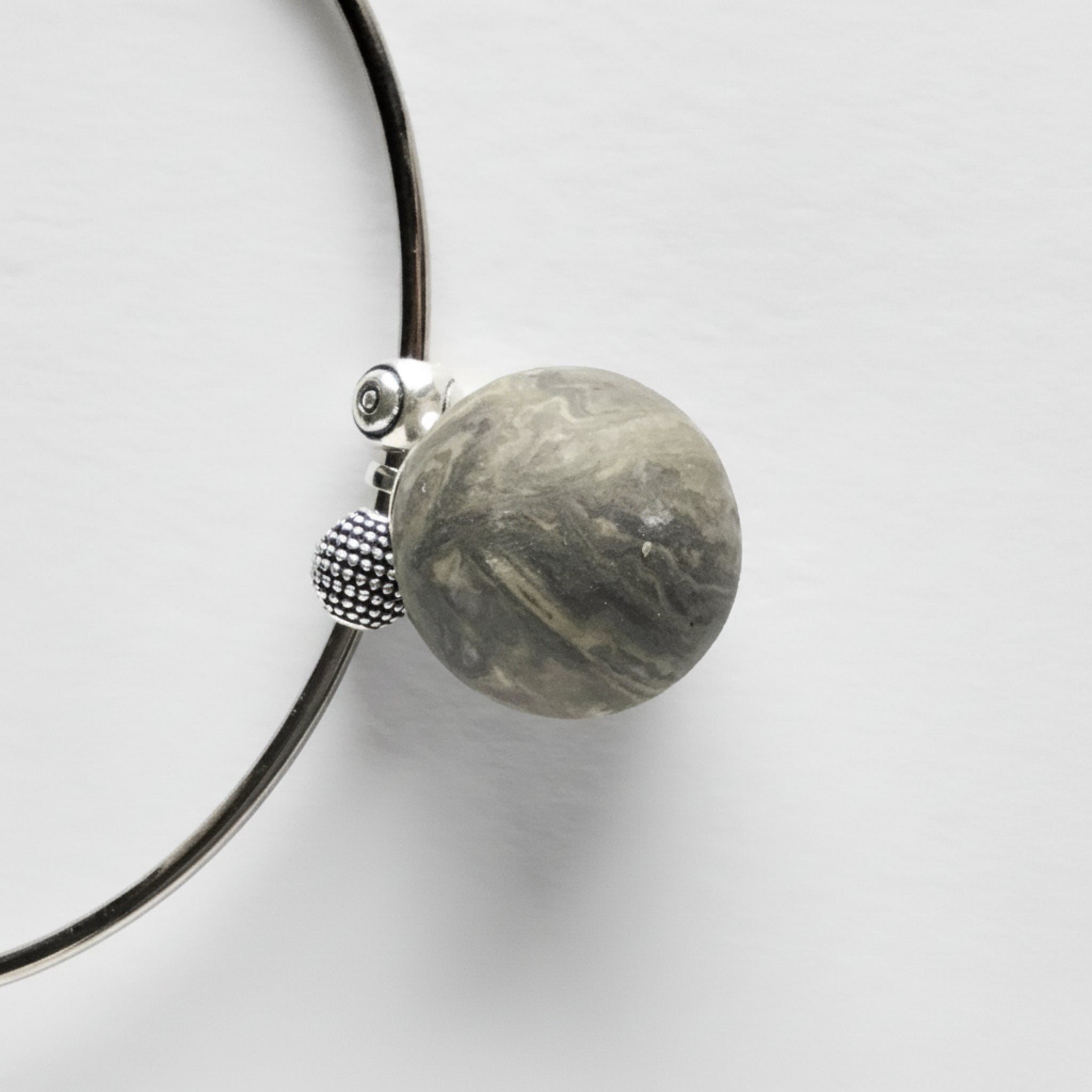 Bracciale rigido in acciaio con pallina in porcellana nerikomi fatto a mano - Dettaglio nerikomi - Maviart