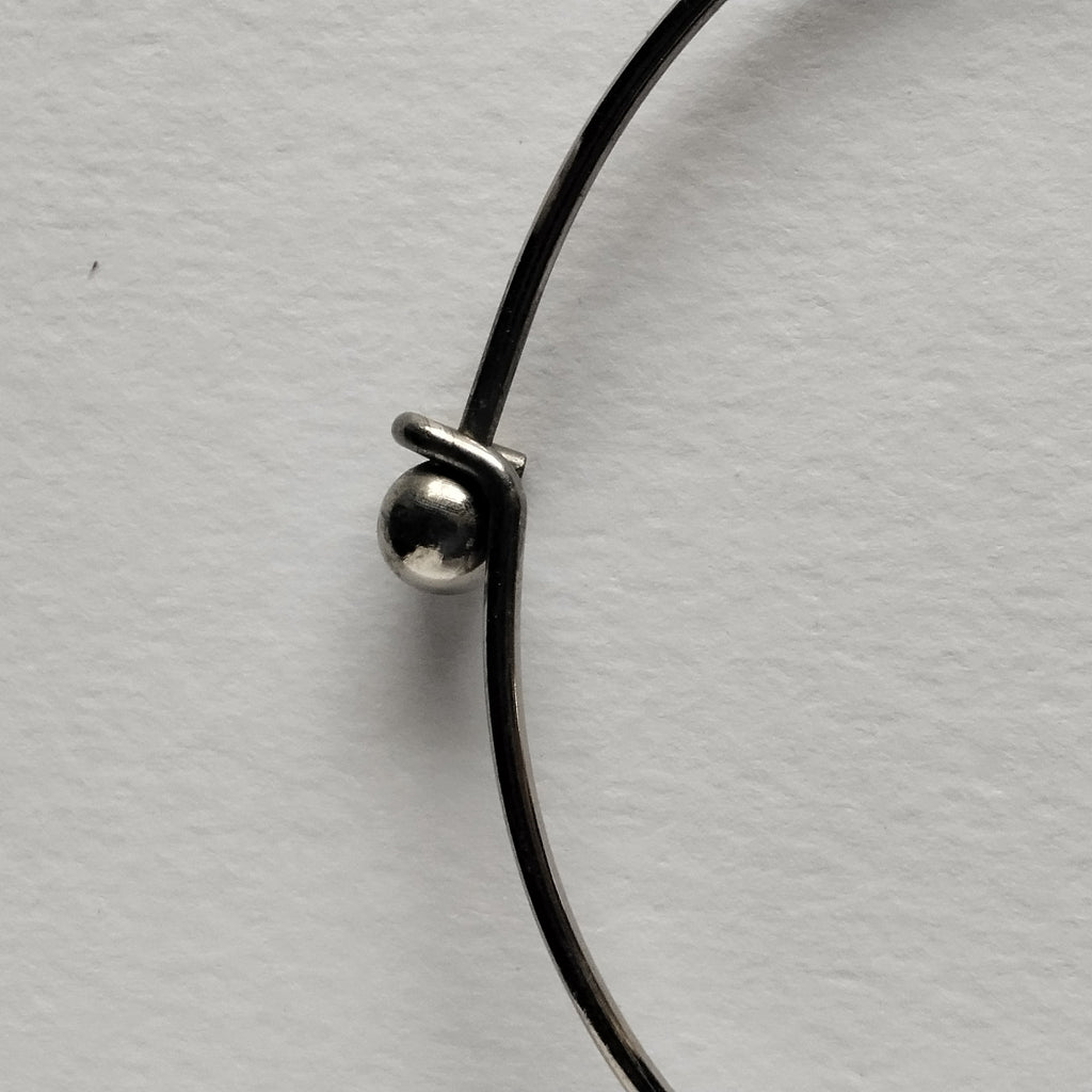Bracciale rigido in acciaio con pallina in porcellana nerikomi fatto a mano - Dettaglio chiusura - Maviart