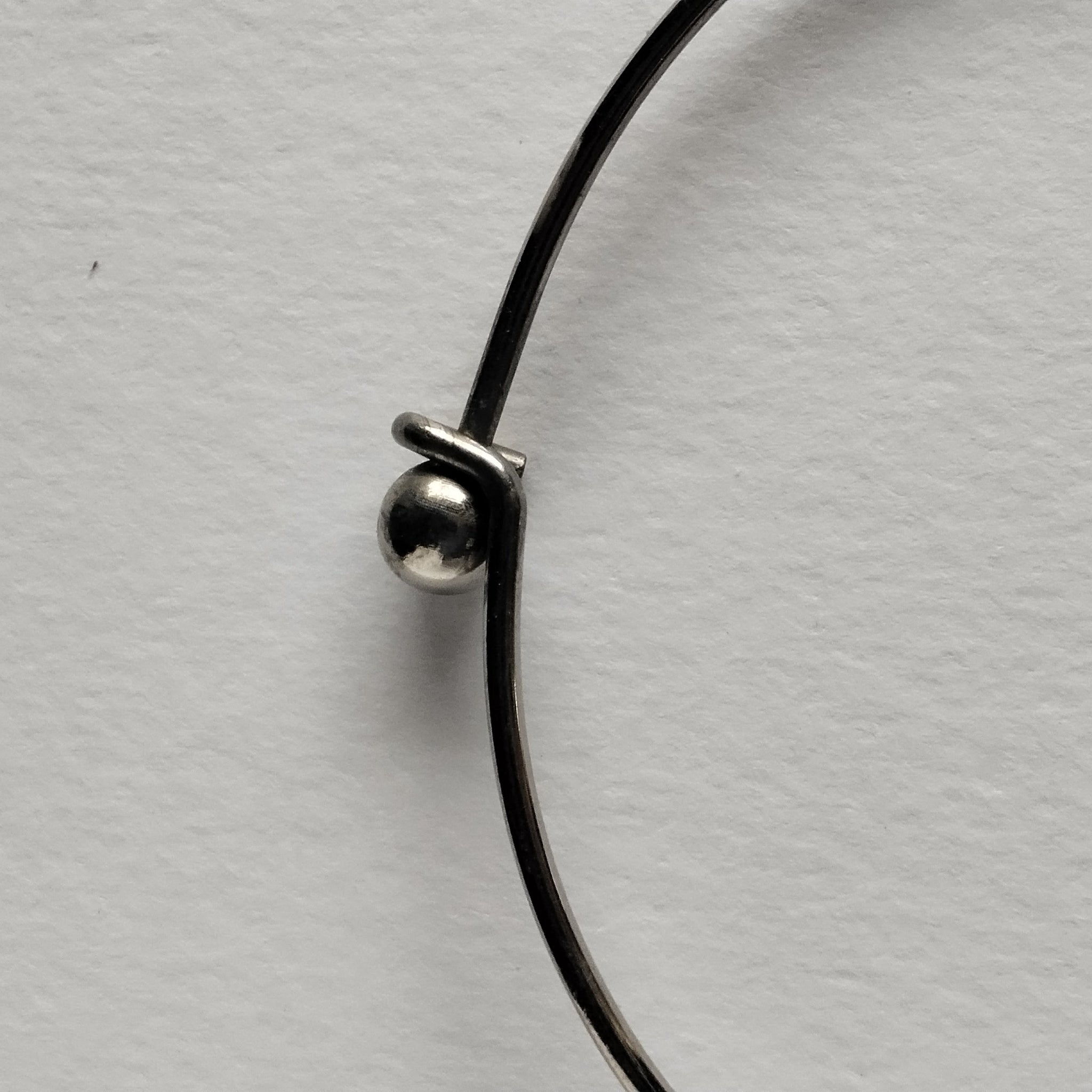 Bracciale rigido in acciaio con pallina in porcellana nerikomi fatto a mano - Dettaglio chiusura - Maviart