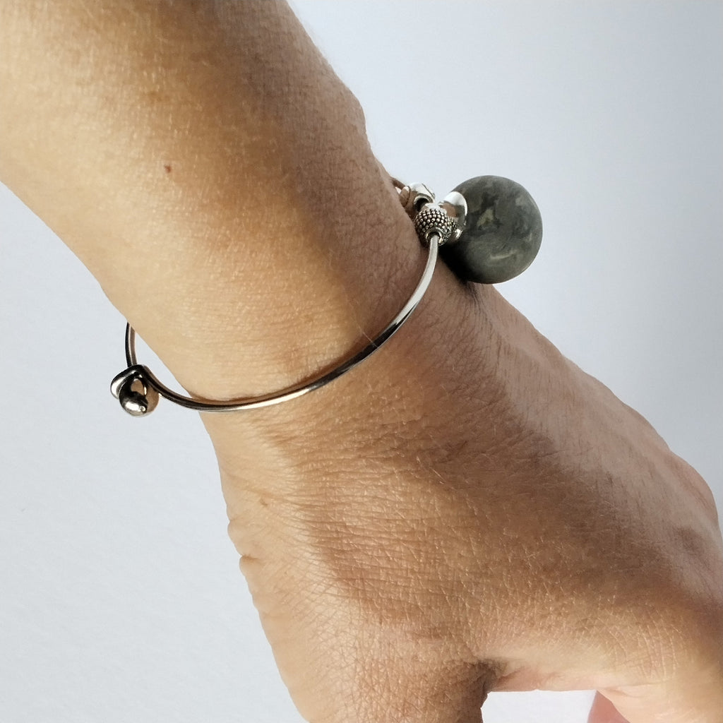 Bracciale rigido in acciaio con pallina in porcellana nerikomi fatto a mano - Vista indossato - Maviart