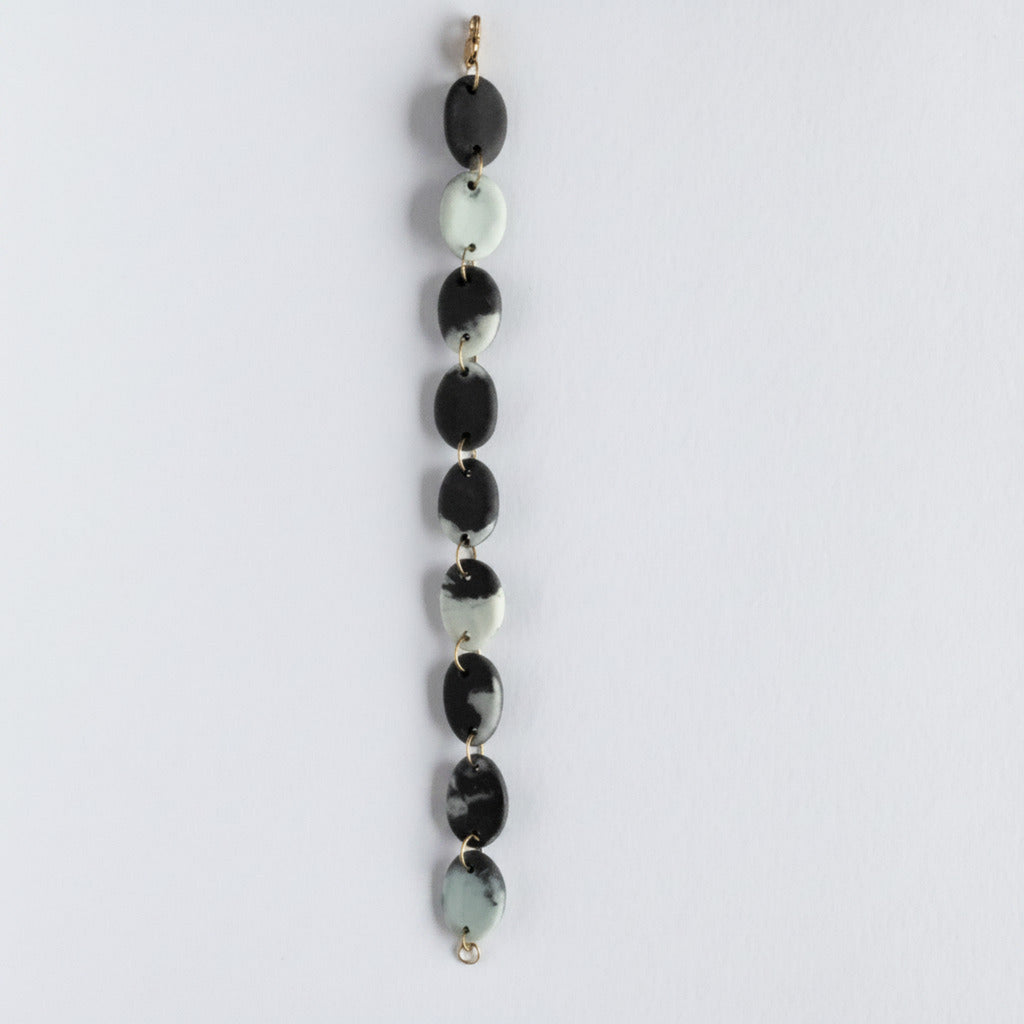 Bracciale in porcellana nerikomi colori della terra – posa dall'alto su sfondo bianco - Maviart 