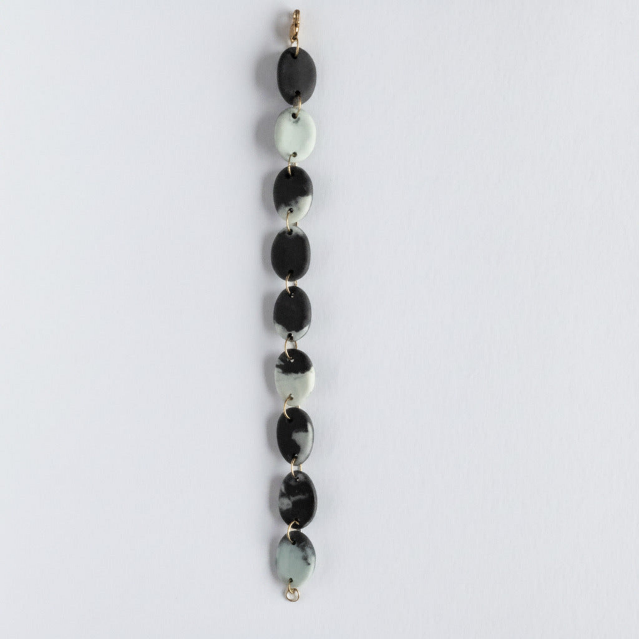 Bracciale in porcellana nerikomi colori della terra – posa dall'alto su sfondo bianco - Maviart 