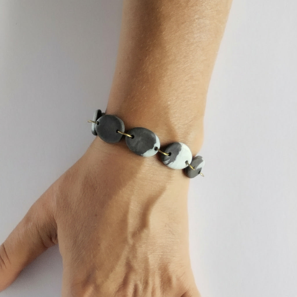 Bracciale in porcellana nerikomi colori della terra – indossato su sfondo bianco - Maviart 