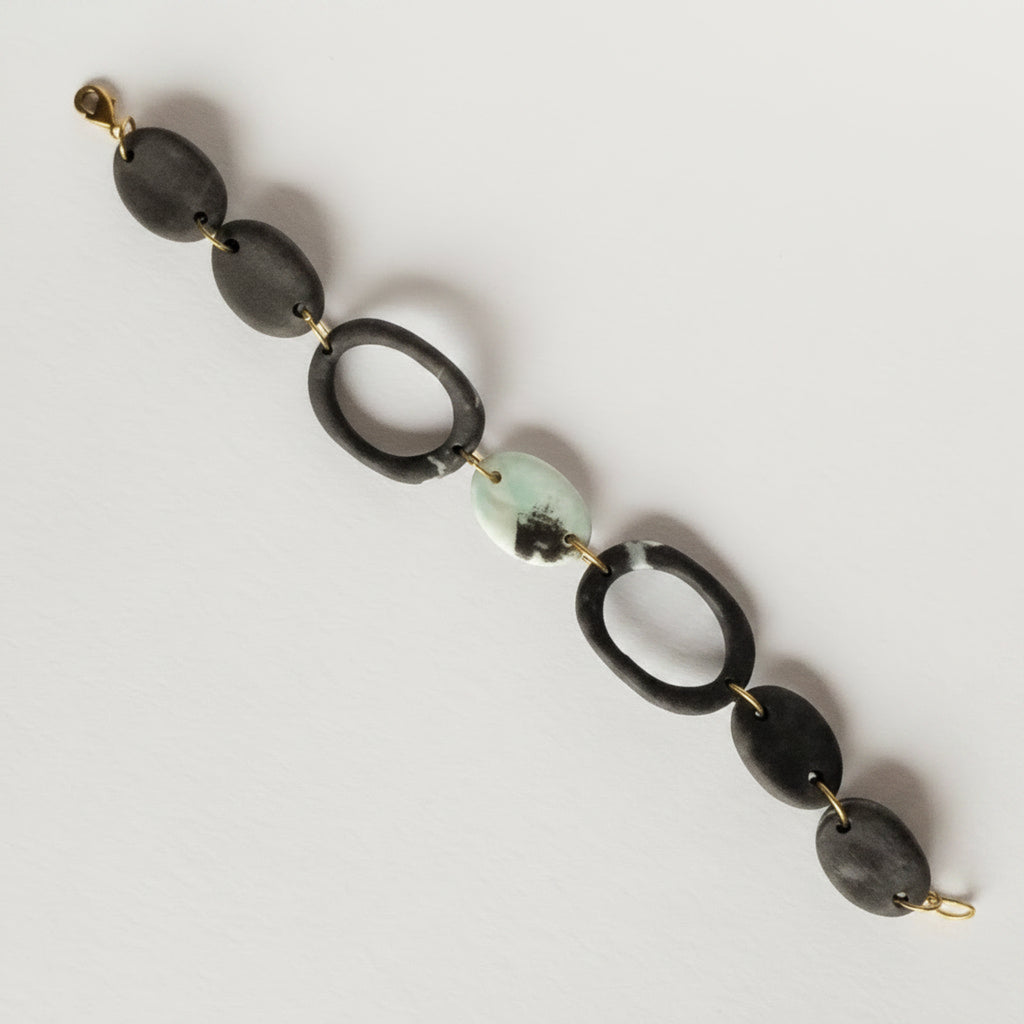 Bracciale porcellana nerikomi maglie piene e vuote, posa dall'alto su sfondo bianco – Maviart