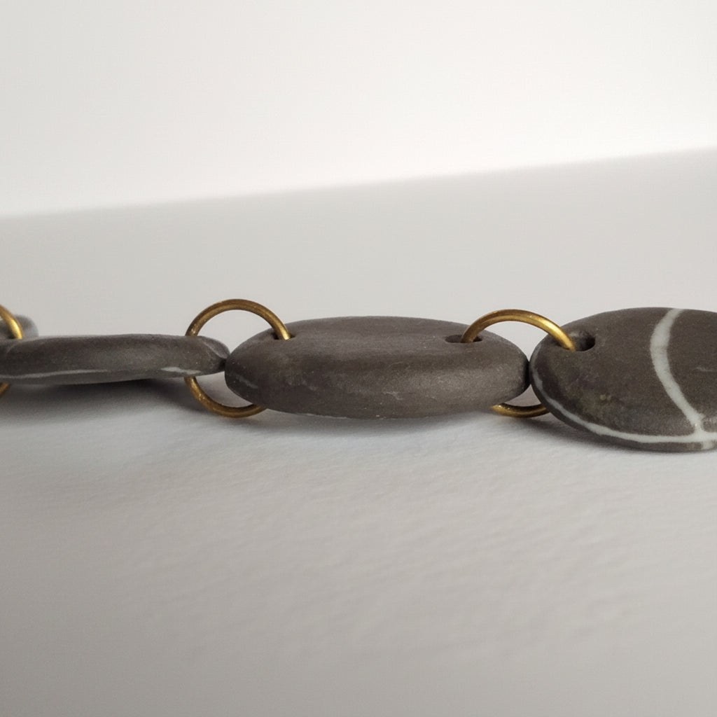 Bracciale porcellana nerikomi maglie piene e vuote, vista laterale su sfondo bianco – Maviart