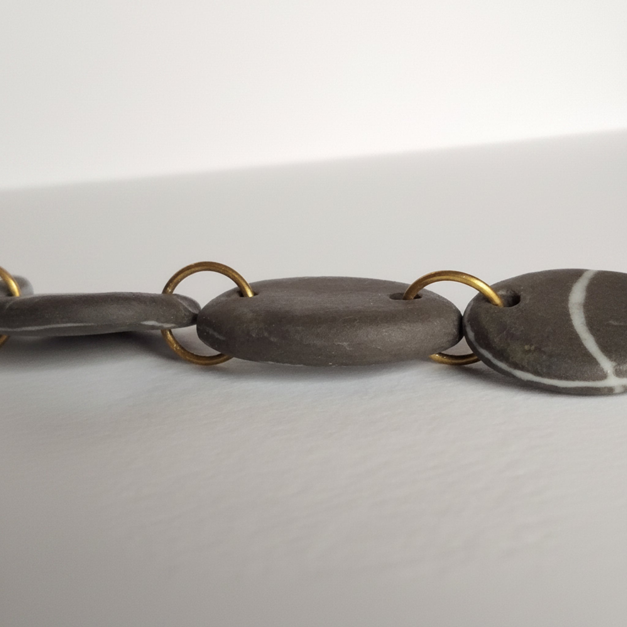 Bracciale porcellana nerikomi maglie piene e vuote, vista laterale su sfondo bianco – Maviart