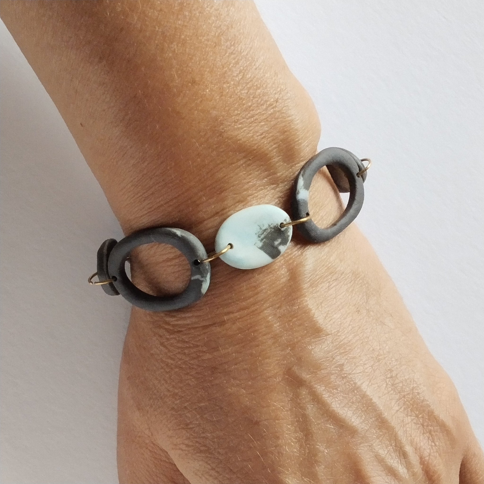 Bracciale porcellana nerikomi maglie piene e vuote, indossato  – Maviart