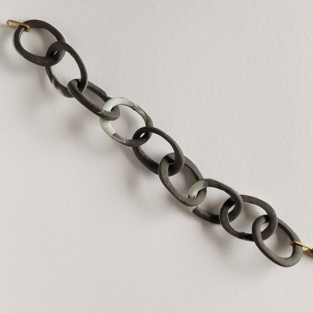 Bracciale in porcellana nerikomi maglie ovali – posa dall'alto su sfondo bianco -Maviart 