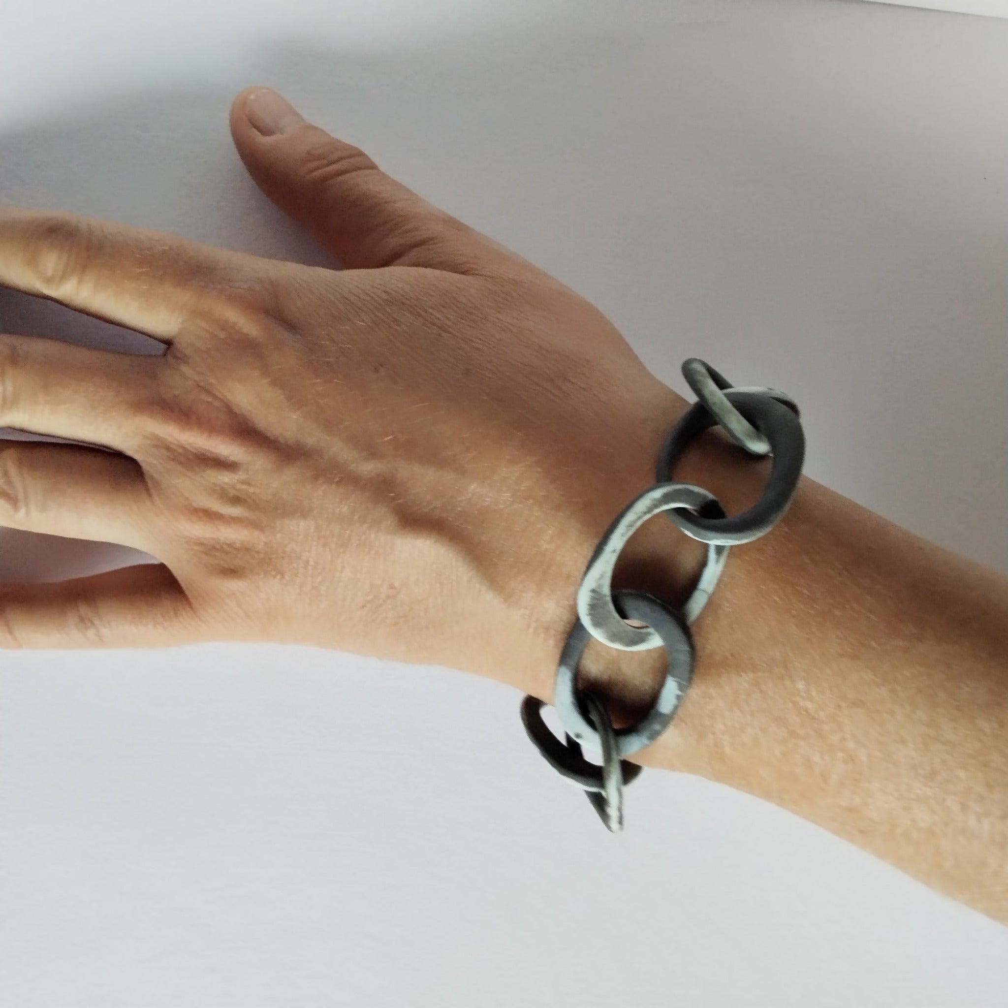 Bracciale in porcellana nerikomi maglie ovali – indossato - Maviart 
