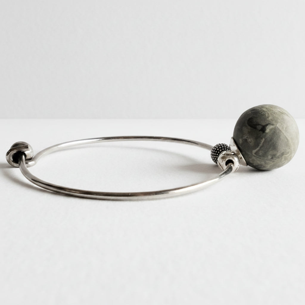 Bracciale rigido in acciaio con pallina in porcellana nerikomi fatto a mano - Vista laterale - Maviart