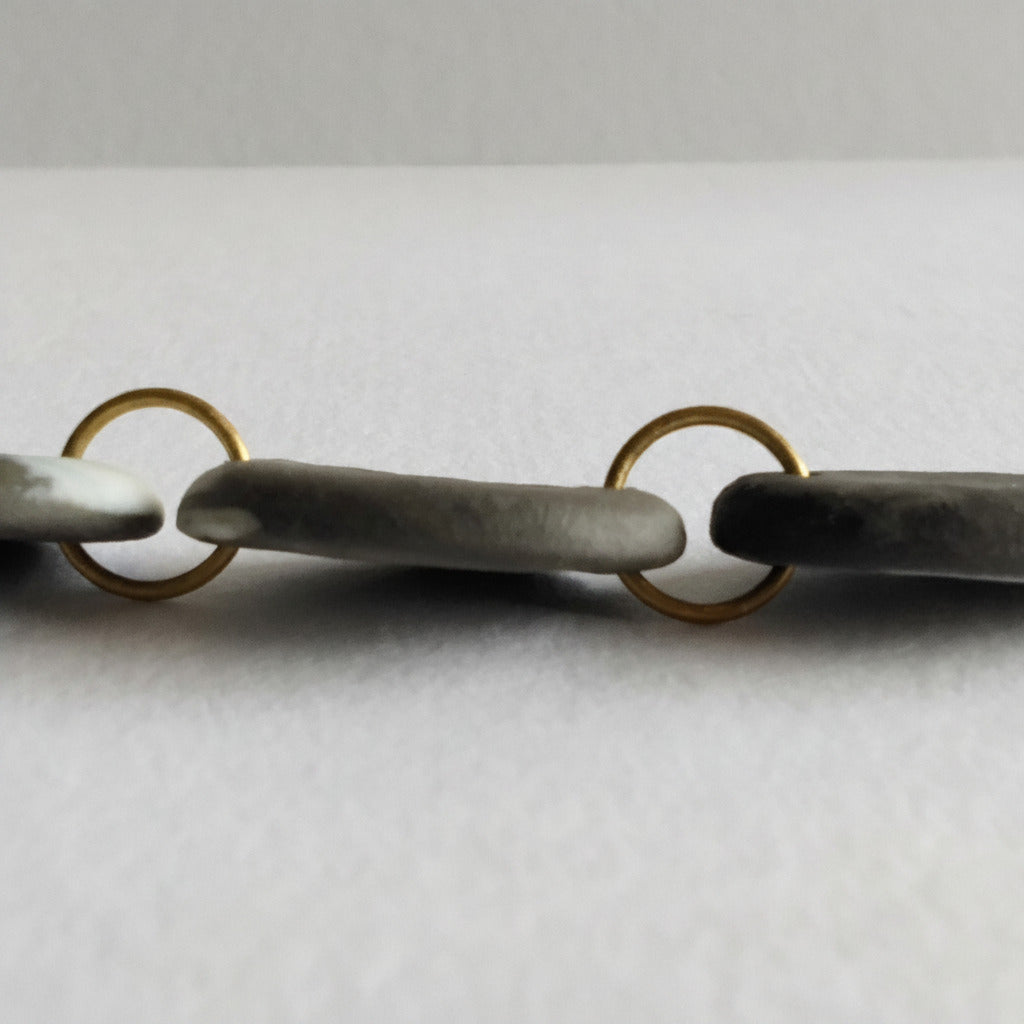 Bracciale in porcellana nerikomi colori della terra – vista laterale su sfondo  bianco - Maviart 