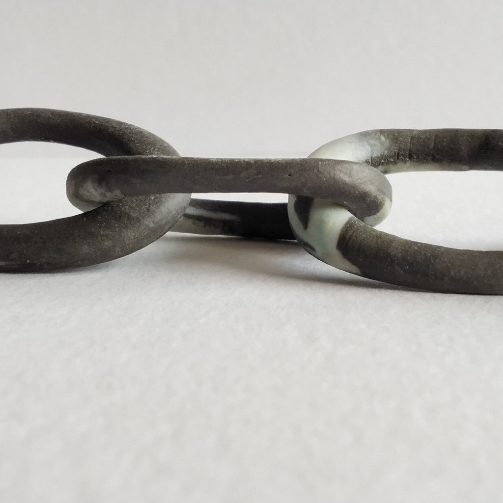 Bracciale in porcellana nerikomi maglie ovali – dettaglio nerikomi su  sfondo bianco - Maviart 