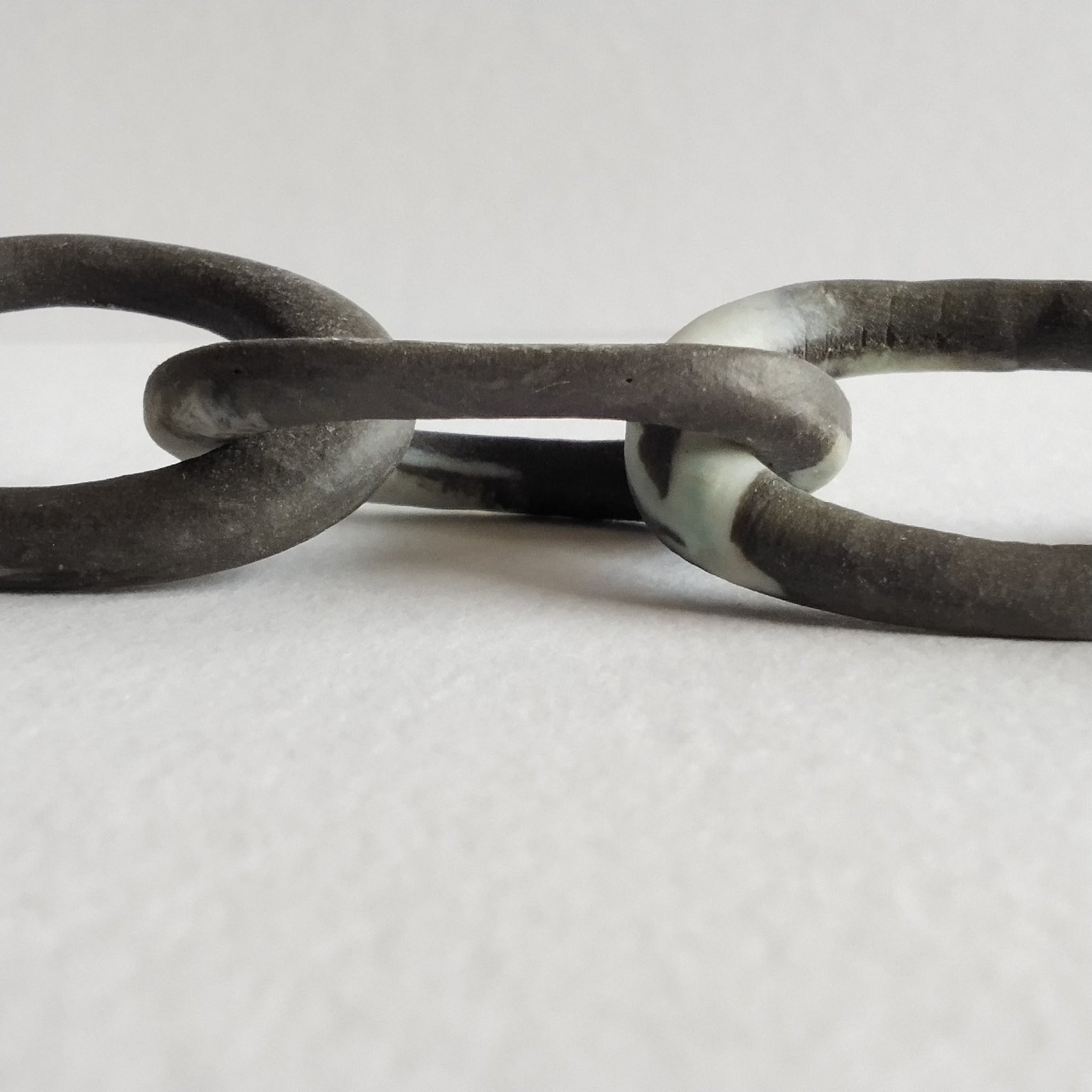 Bracciale in porcellana nerikomi maglie ovali – dettaglio nerikomi su  sfondo bianco - Maviart 