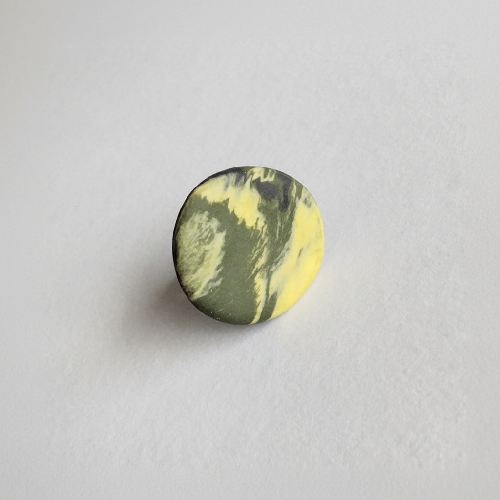 Anello rotondo in porcellana nerikomi colori della terra, dettaglio nerikomi su sfondo bianco – Maviart