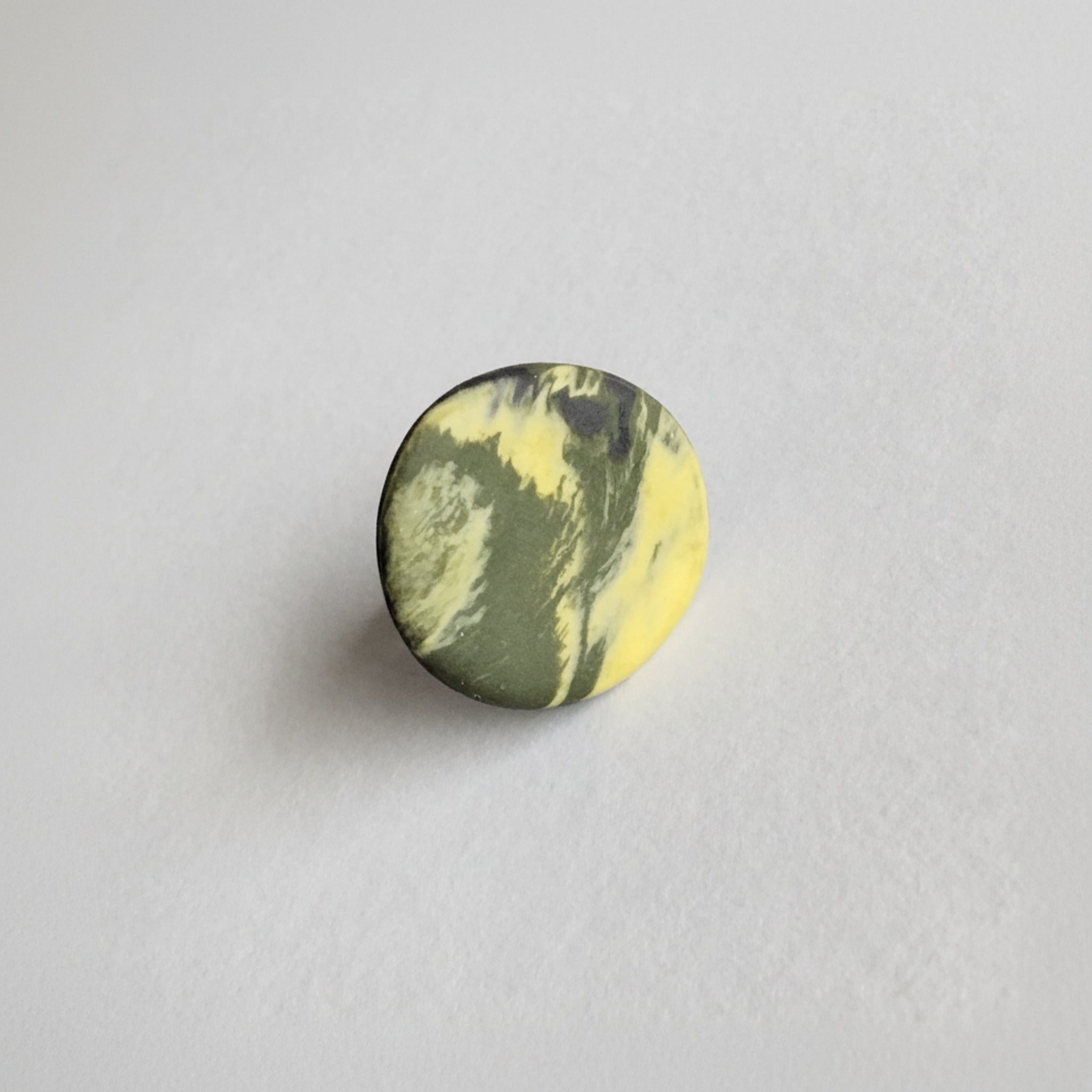Anello rotondo in porcellana nerikomi colori della terra, dettaglio nerikomi su sfondo bianco – Maviart