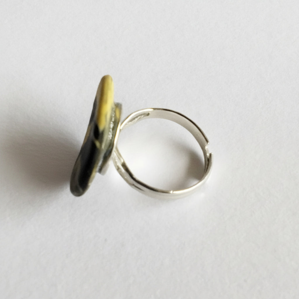 Anello rotondo in porcellana nerikomi colori della terra, posa dall'alto su sfondo bianco – Maviart