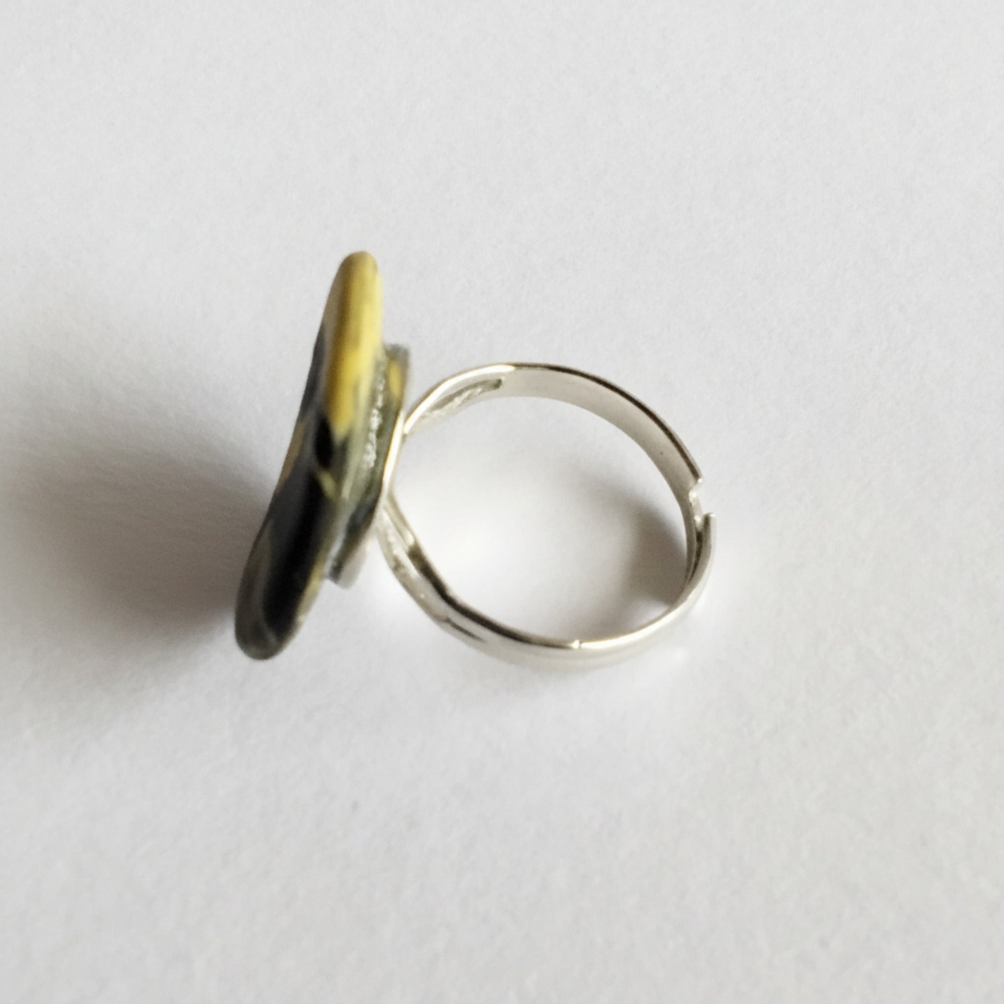 Anello rotondo in porcellana nerikomi colori della terra, posa dall'alto su sfondo bianco – Maviart