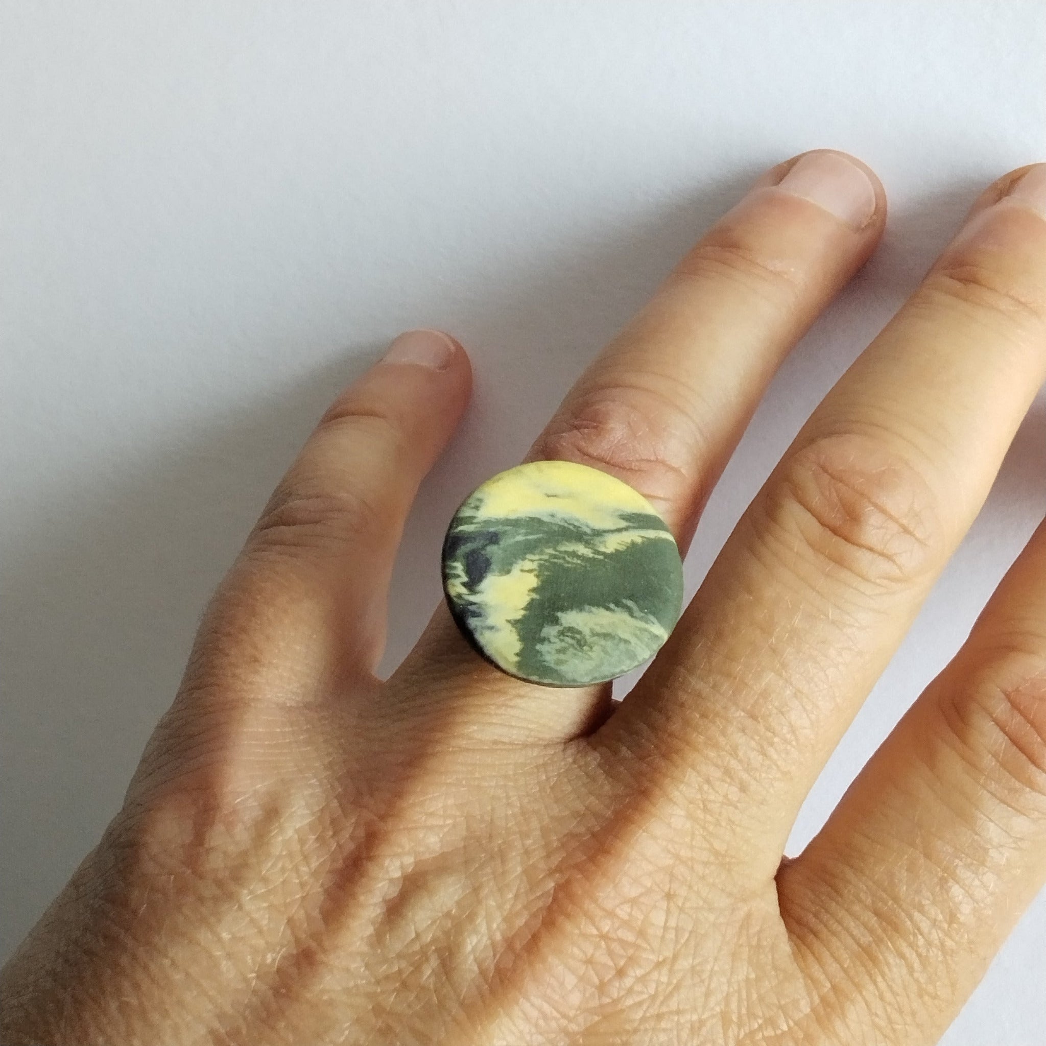Anello rotondo in porcellana nerikomi colori della terra, vista indossato  – Maviart