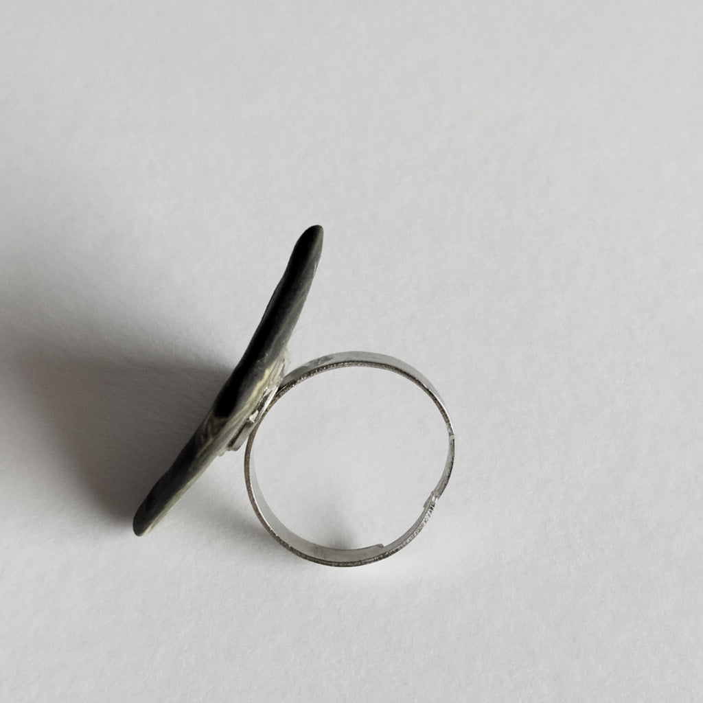Anello quadrato in porcellana nerikomi colori della terra, posa dall'alto su sfondo bianco – Maviart