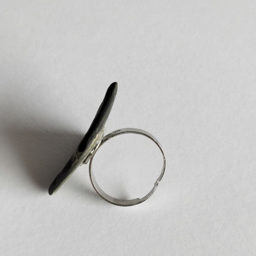 Anello quadrato in porcellana nerikomi colori della terra, posa dall'alto su sfondo bianco – Maviart
