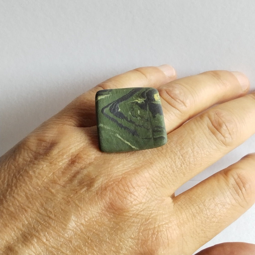 Anello quadrato in porcellana nerikomi colori della terra, indossato  – Maviart