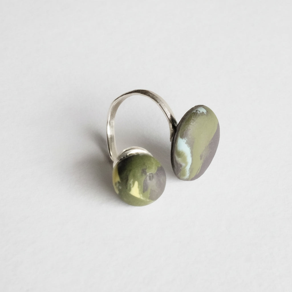 Anello doppia pietra in porcellana nerikomi colori della terra, posa dall'alto su sfondo bianco – Maviart