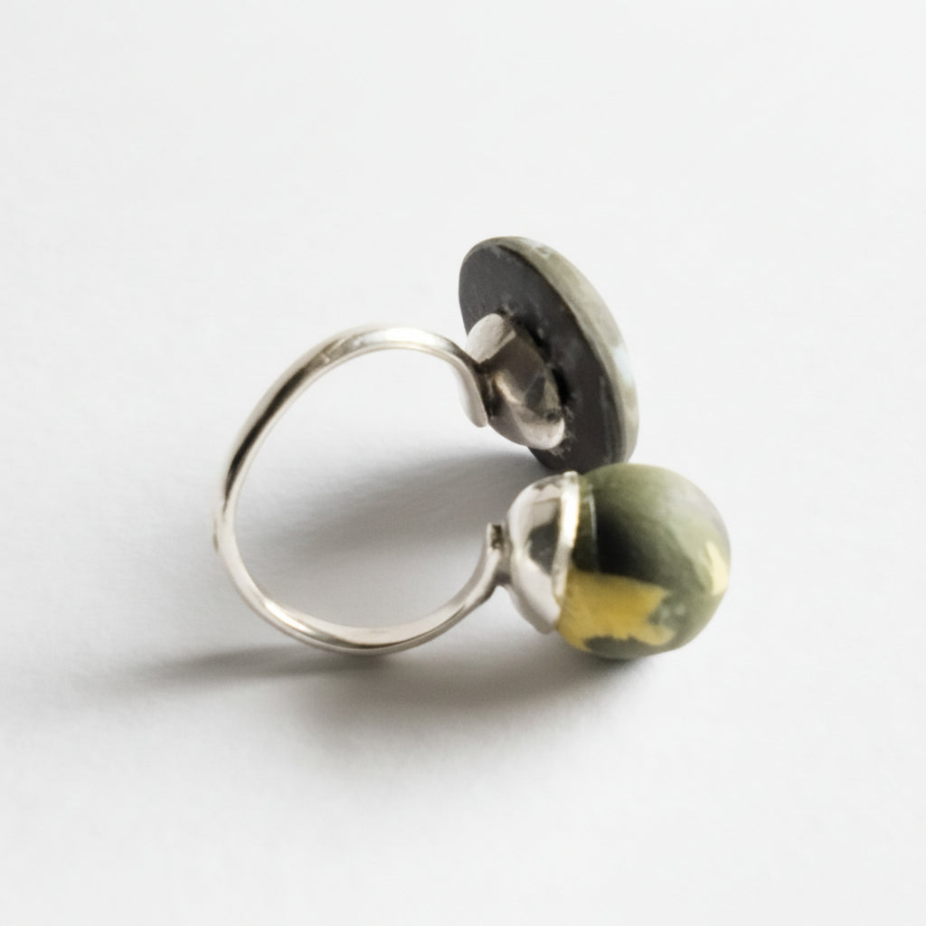 Anello doppia pietra in porcellana nerikomi colori della terra, posa laterale su sfondo bianco – Maviart