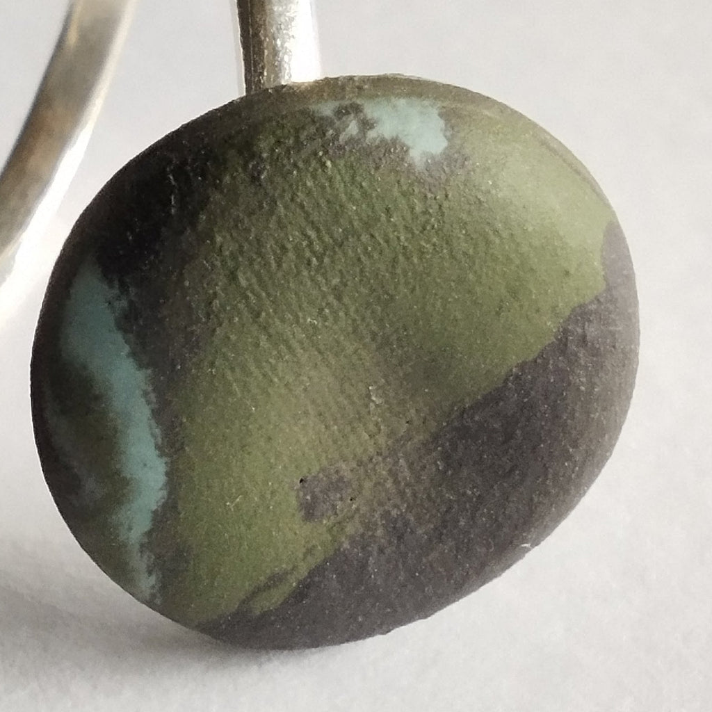 Anello doppia pietra in porcellana nerikomi colori della terra dettaglio nerikomi su sfondo bianco – Maviart