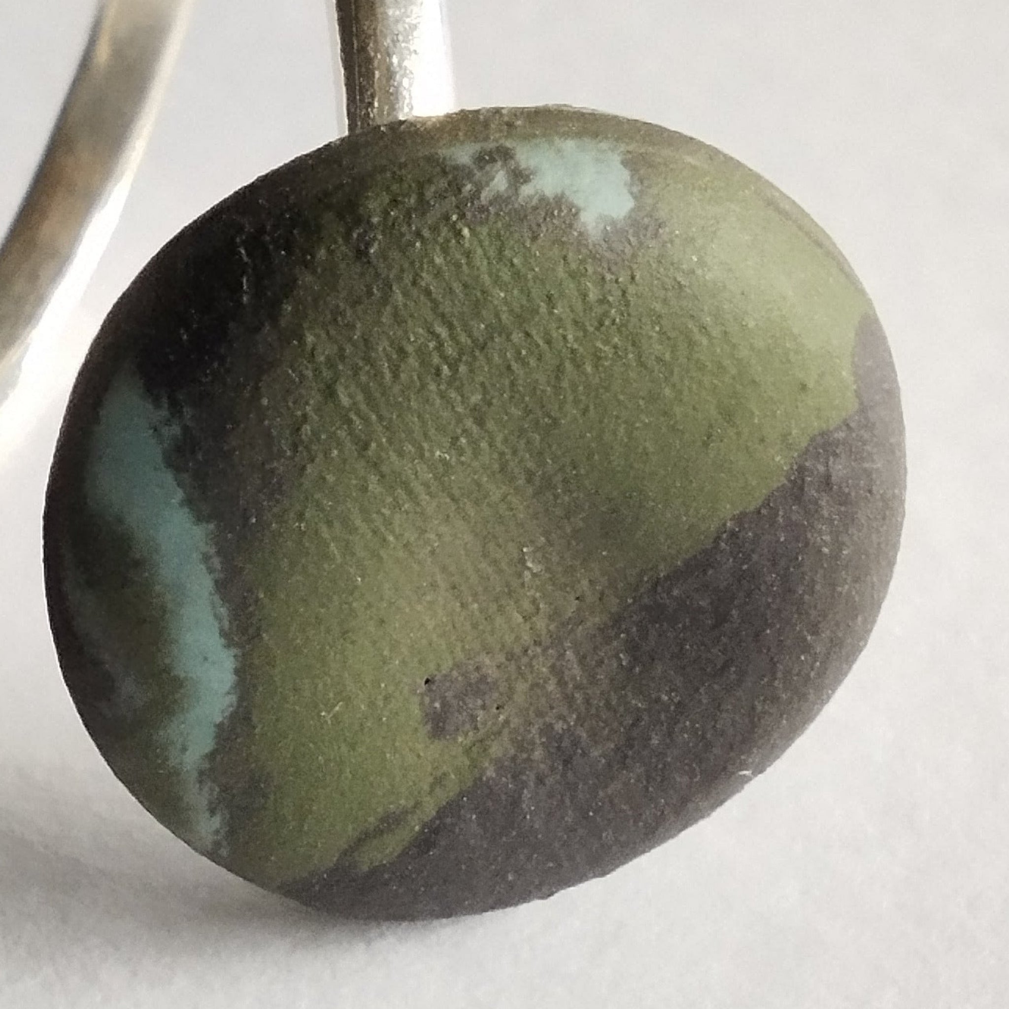 Anello doppia pietra in porcellana nerikomi colori della terra dettaglio nerikomi su sfondo bianco – Maviart