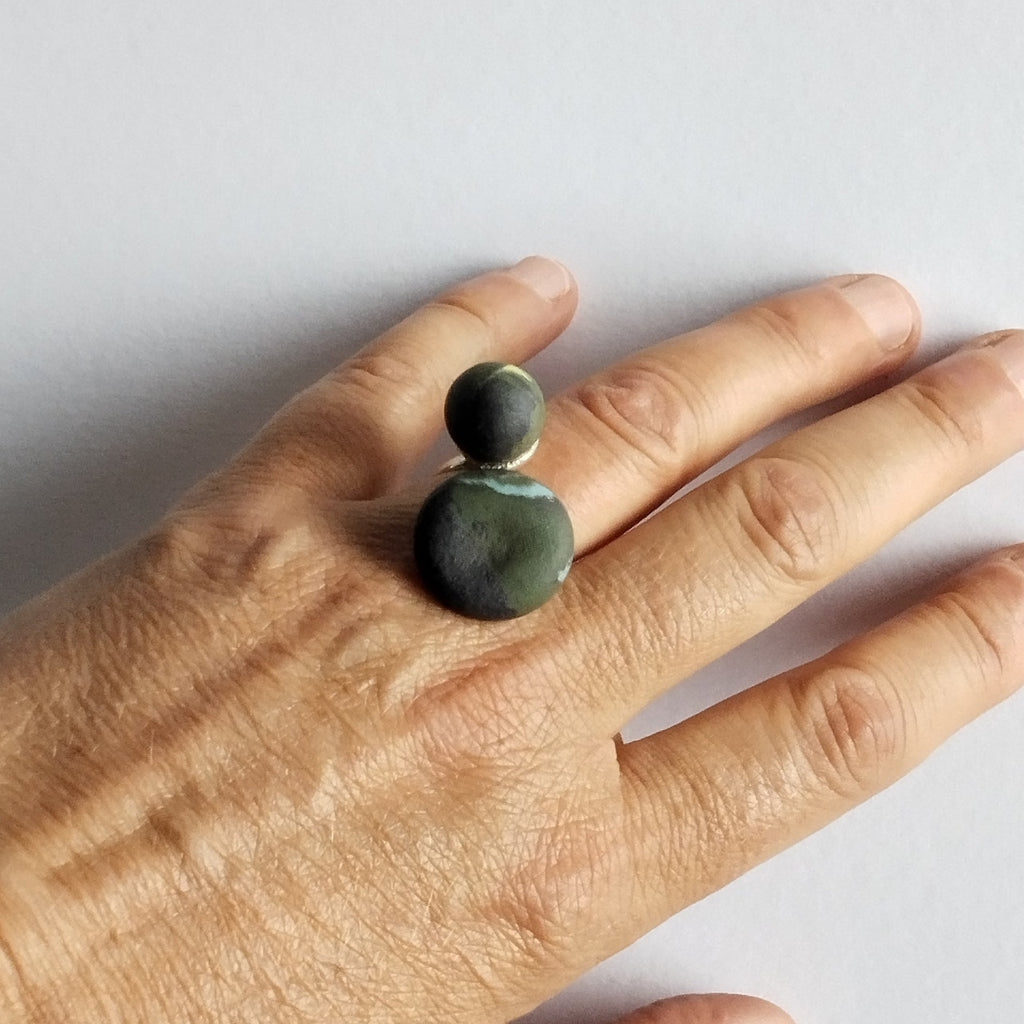 Anello doppia pietra in porcellana nerikomi colori della terra,  indossato  – Maviart