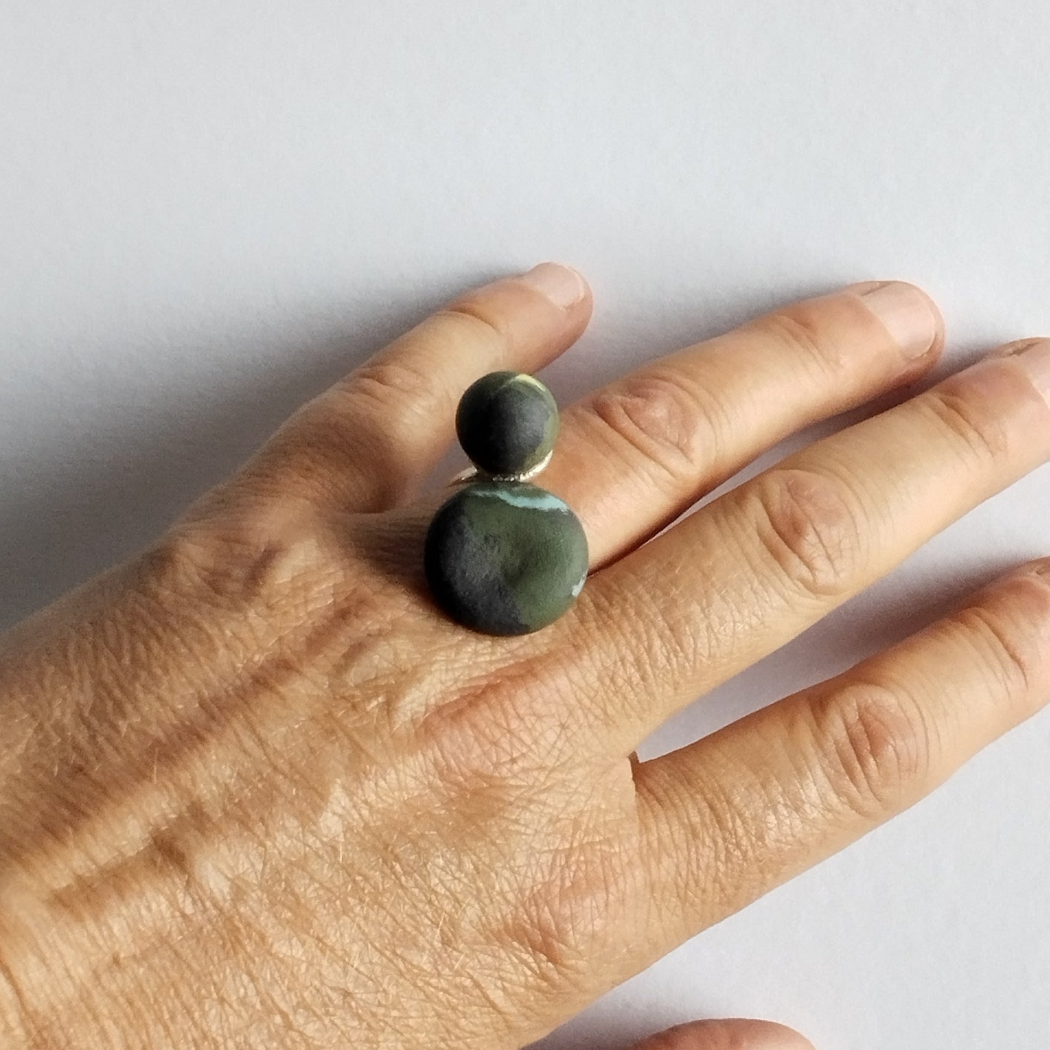 Anello doppia pietra in porcellana nerikomi colori della terra,  indossato  – Maviart